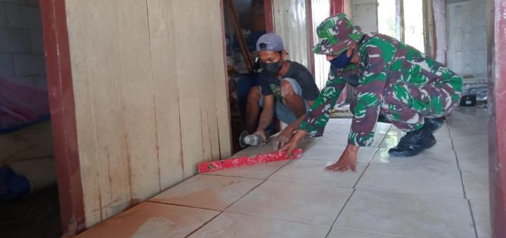 Finishing Rehab Aladin, Anggota Satgas TMMD Bojonegoro Potong Dan Pasang Keramik